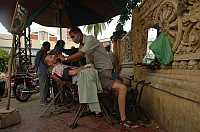 Strzyzenie na ulicy Phnom Pehn